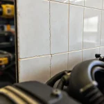 Фото по теме: Трещины эпоксидной затирки на стыке керамогранита и стены